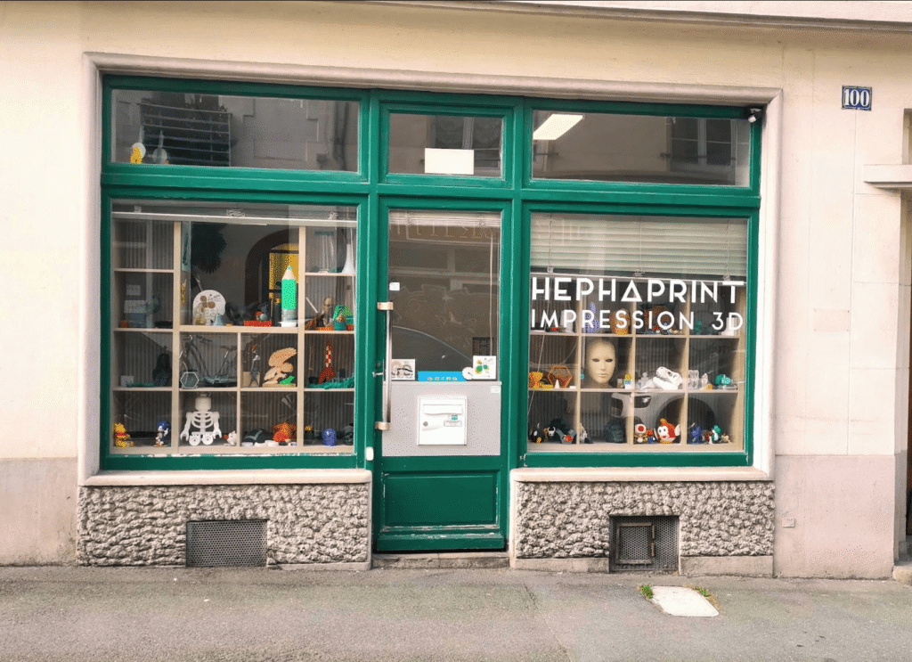 Devanture de Hephaprint, atelier d'impression 3D au 100 rue Saint-Hélier à Rennes, avec vitrine exposant des créations imprimées en 3D.