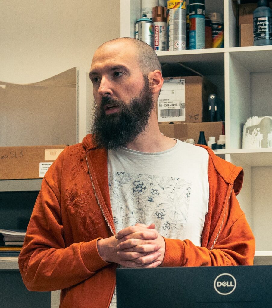 Yoann Le Boru, gérant de Hephaprint, dans l'atelier d'impression 3D rue Saint-Hélier à Rennes.